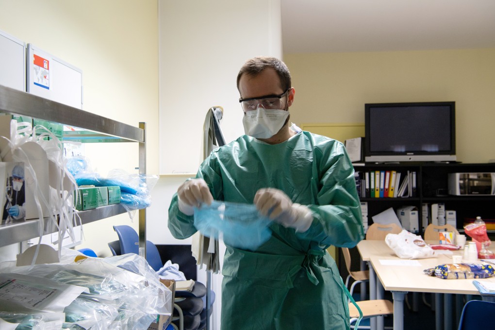Medical staff put on protective gear at a coronavirus screening unit in a hospital in Bordeaux, France, on March 12. Photo: EPA-EFE