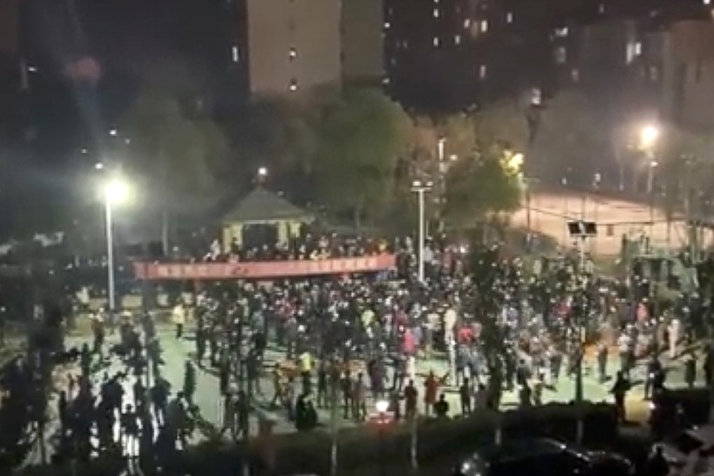 The residents of the Sea Mountain community in Yingcheng were angry at being overcharged for their daily necessities. Photo: Weibo