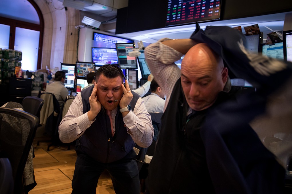 Traders on the floor of the New York Stock Exchange (NYSE) in New York, US react to the sharp drop in the price of shares. Photo: Bloomberg