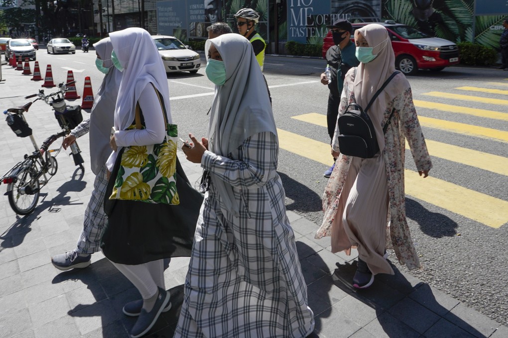 Pedestrians wearing face mask in a shopping district in Kuala Lumpur, Malaysia. Photo: AP