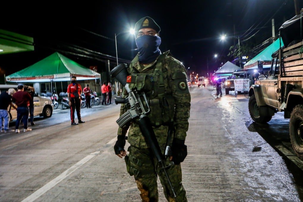 A Philippine soldier at a checkpoint in Valenzuela City. Photo: Xinhua