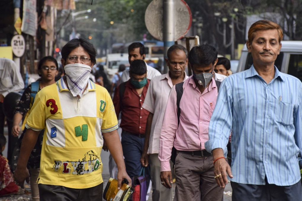 Pedestrians in Kolkata wear protective masks as a preventive measure amid the coronavirus outbreak. Photo: dpa
