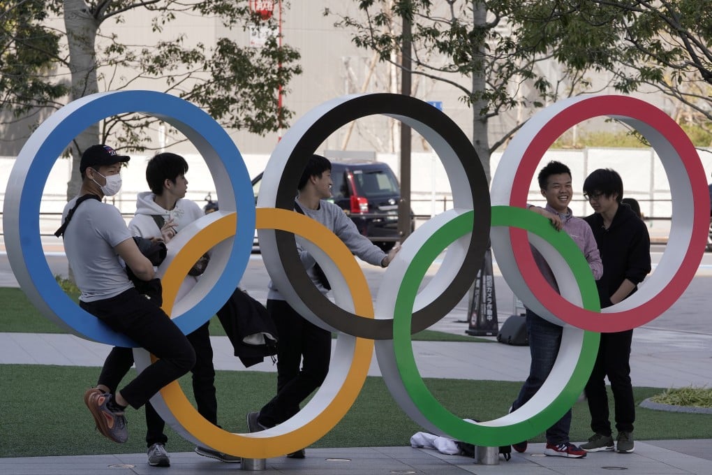 Visitors pose for photos with the Olympic rings in Tokyo. Photo: EPA-EFE