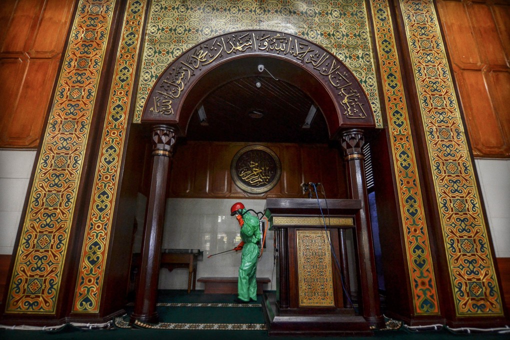 Medical officer sprays disinfectant in mosque amid the coronavirus outbreak in Tasikmalaya, Indonesia. Photo: Reuters