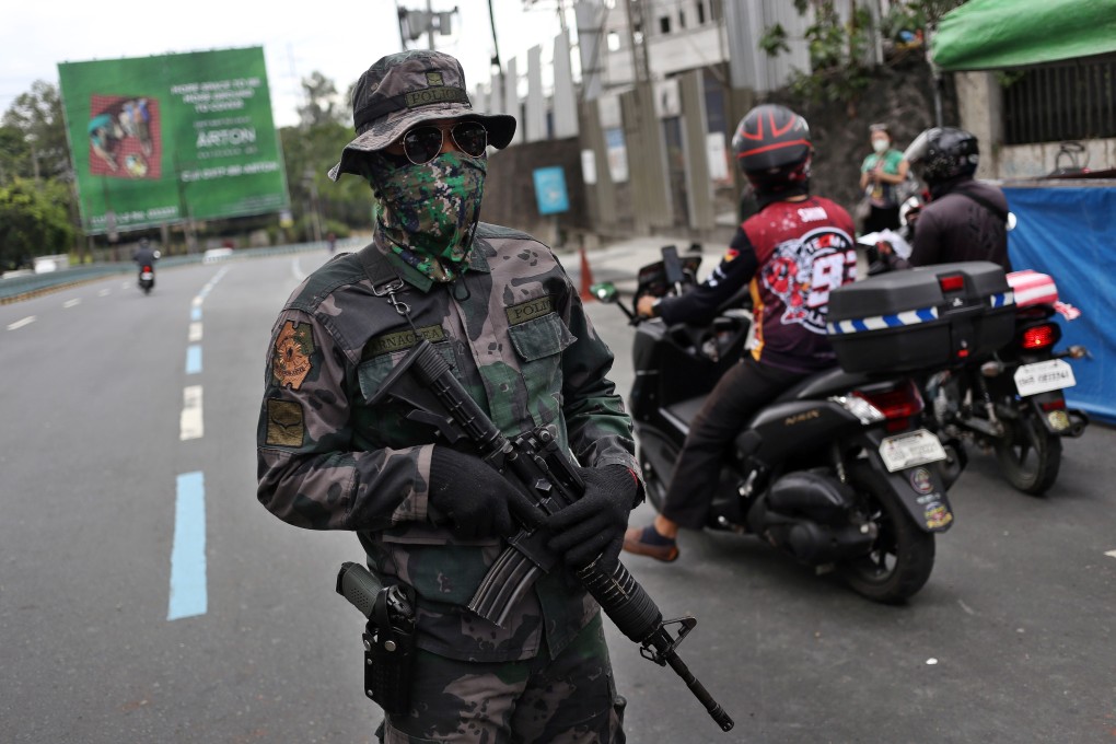 An armed soldier stands at a checkpoint in Manila. President Duterte has placed the whole of Luzon – the largest island in the Philippines – under “tightened quarantine”. Photo: DPA