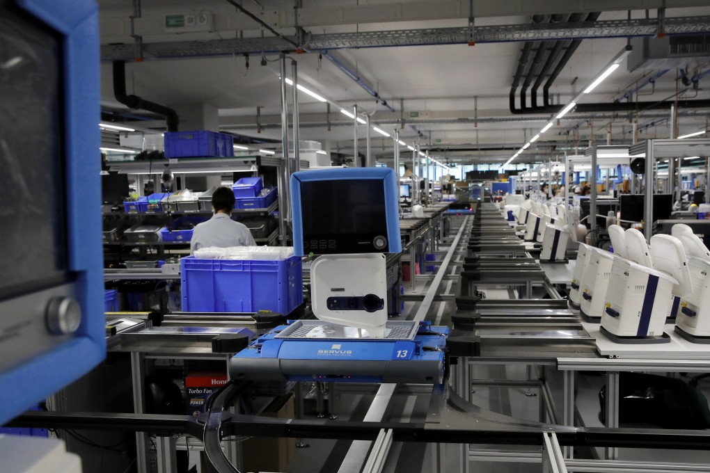 A ventilator of Hamilton Medical is transported on a conveyor at a plant in Domat/Ems, Switzerland on March 18, 2020. Photo: Reuters