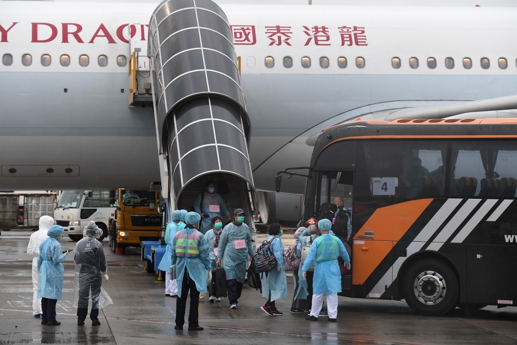 Hong Kong residents get on a bus to go to a quarantine centre after being flown back from Hubei on March 4. Photo: Xinhua