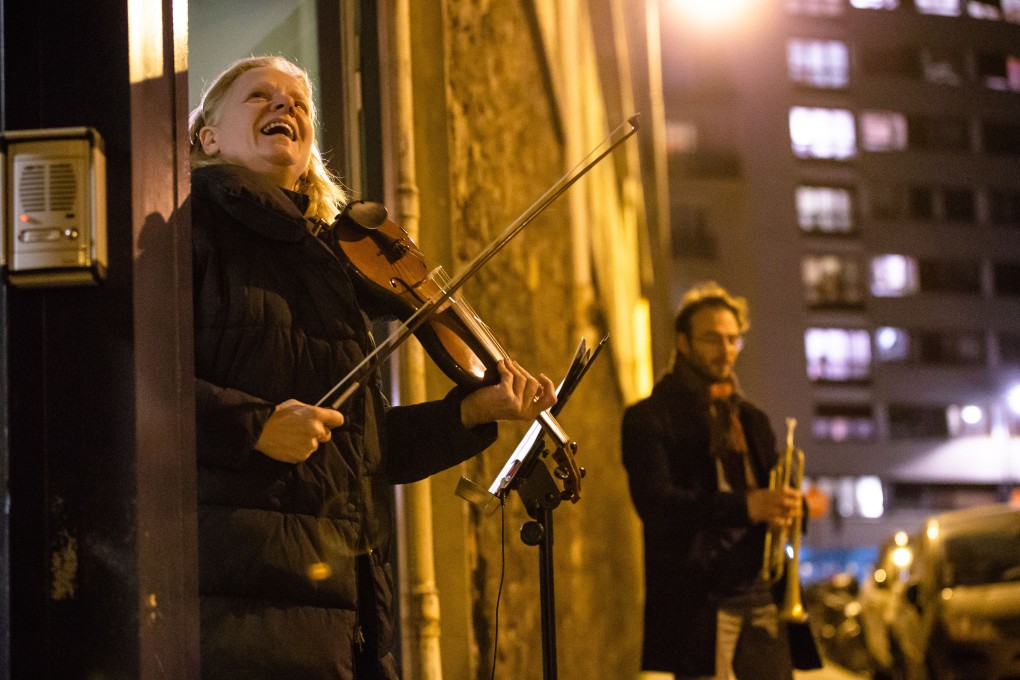 Buskers perform without face masks on the streets of Paris. Photo: Xinhua