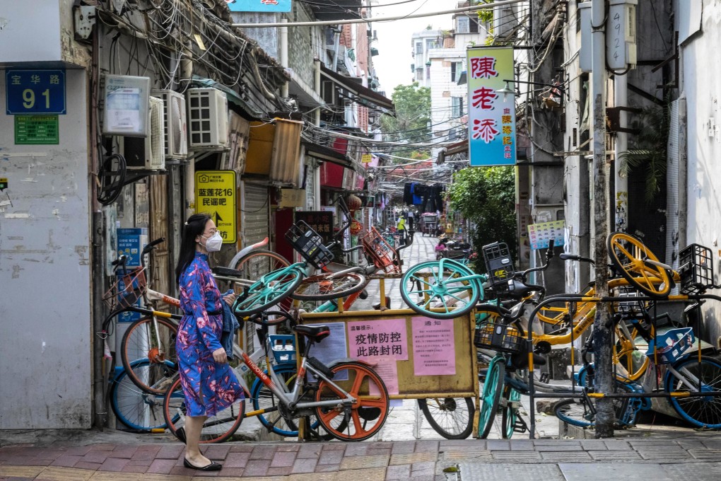 Bicycles for a temporary road blockade in Guangzhou, the capital of Guangdong province. Photo: EPA-EFE