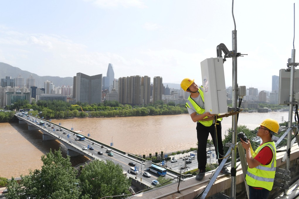 China Telecom technicians test an equipment at the 5G network base station near Yellow River in Lanzhou, Gansu province, China on May 16, 2019. Photo: Reuters