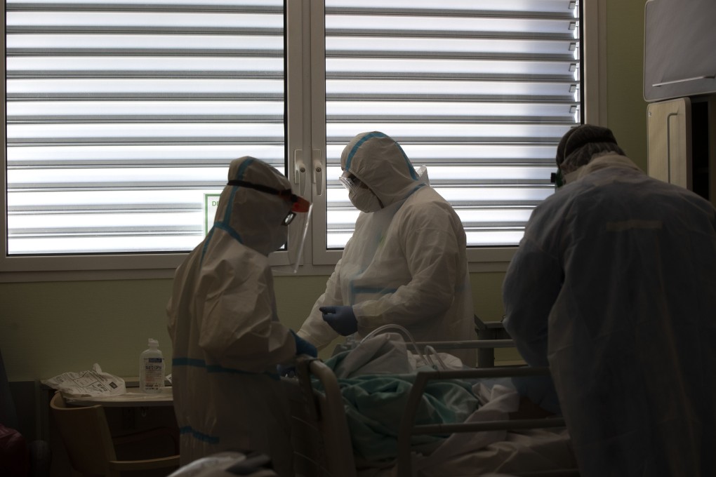 Doctors tend to a coronavirus patient at a hospital in Varese, Italy. Photo: AP