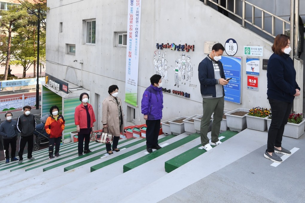 South Koreans queue to cast their ballots while maintaining physical distancing on April 10, 2020. Photo: EPA-EFE