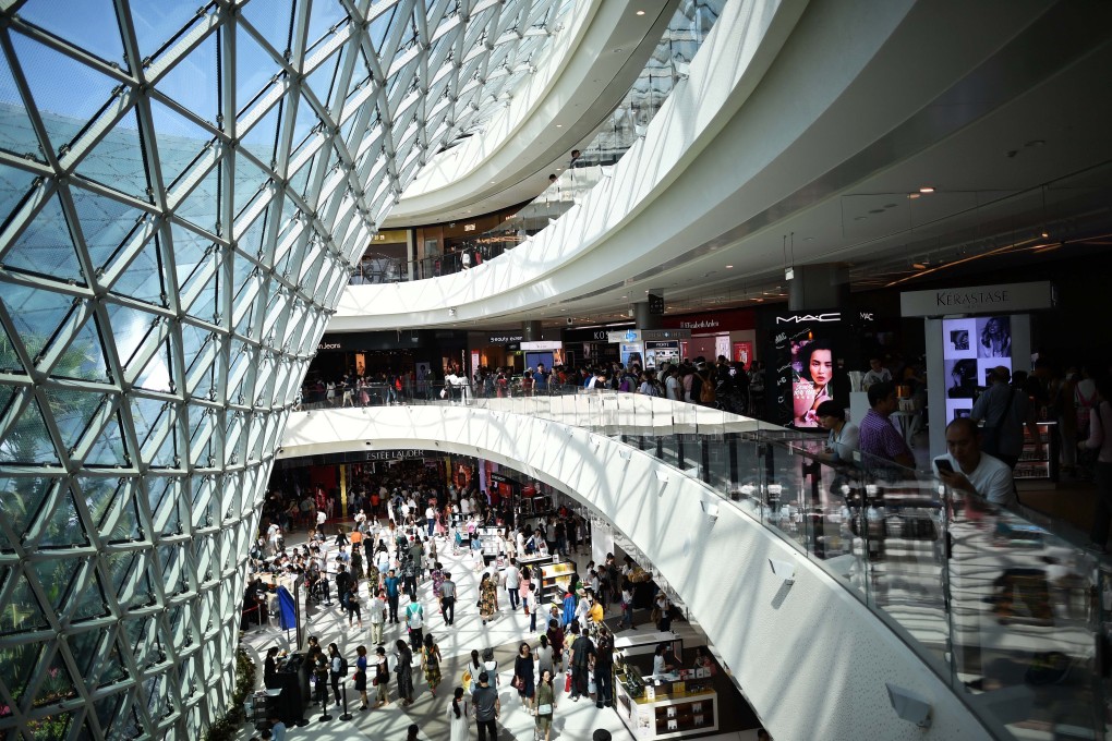 Customers visit a duty-free shopping center in Sanya, south China's Hainan Province, Feb. 18, 2018. Photo: Xinhua