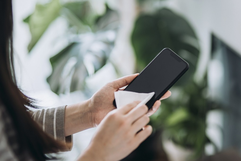 Wet wipes doused in 70 per cent isopropyl alcohol can be useful to clean phones, but major phone makers such as Apple have previously cautioned against the use of isopropyl alcohol on their devices. Photo: Getty Images