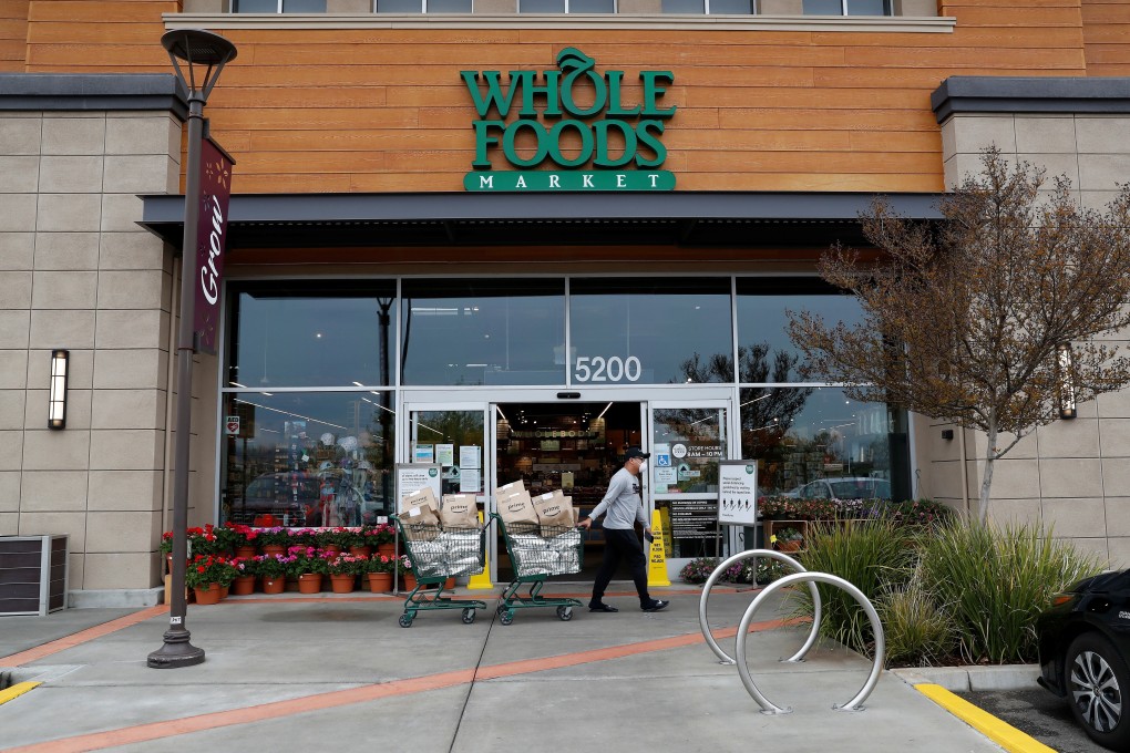 A delivery driver for Amazon Flex pulls a shopping cart full of orders to be delivered near a Whole Foods Market in Dublin, California, US, April 6, 2020. Photo: Reuters