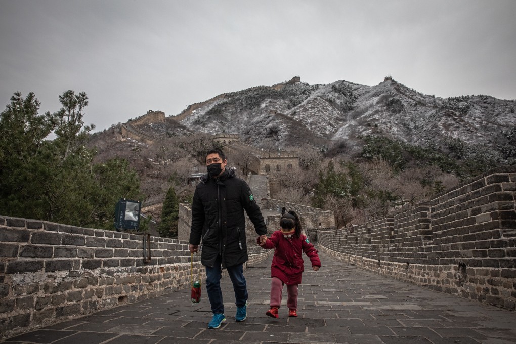 A man with a young girl at the Badaling section of the Great Wall, in China, on March 26. Photo EPA-EFE