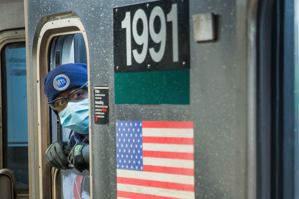 A Metropolitan Transportation Authority worker in New York wears a mask. Photo: Xinhua
