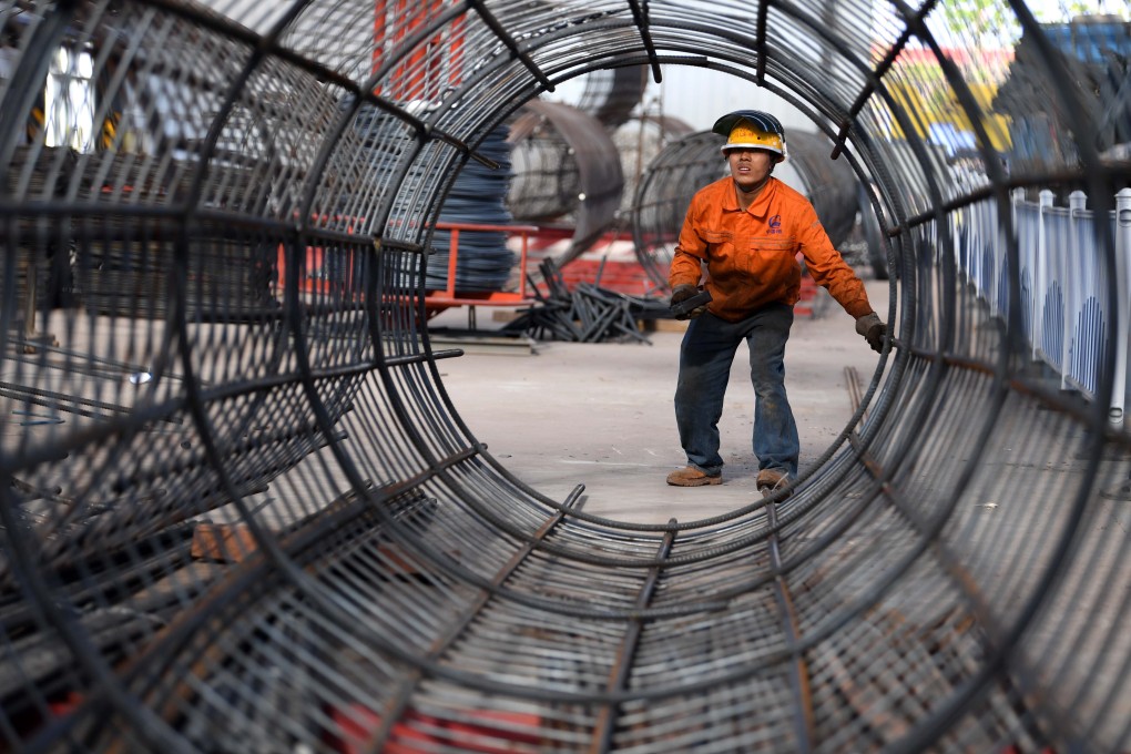 A worker works at the construction site of a cross-lake bridge in Anqing, east China's Anhui Province. Photo: Xinhua