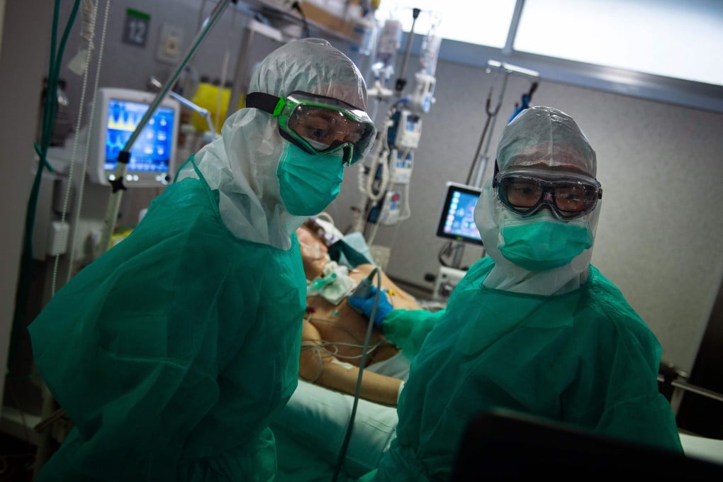Staff work at an ICU in a hospital in northwestern Spain on April 16, 2020. Photo: AFP