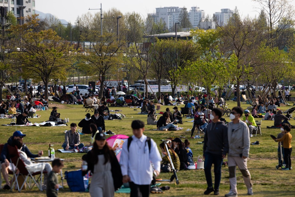 People wearing protective masks visit the Han River park in Seoul, South Korea, as the country tries to find a middle ground between strong restrictions on public gatherings like church services and sports fixtures, and allowing the economy to reopen. Photo: Bloomberg