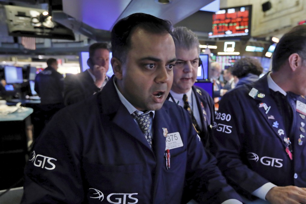 Specialist Dilip Patel (left) on the floor of the New York Stock Exchange on March 9, 2020. Photo: AP