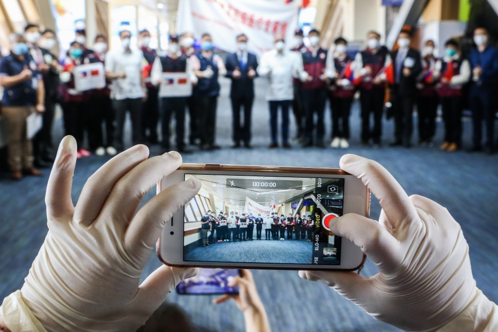 The visiting team of Chinese medical experts poses for a photo before boarding their return flight at the Manila Ninoy Aquino International Airport in the Philippines. Photo: Xinhua
