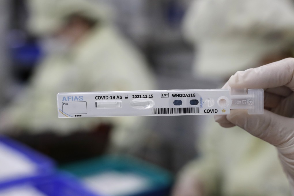 An South Korean official holds up an antibody test cartridge. Photo: AP