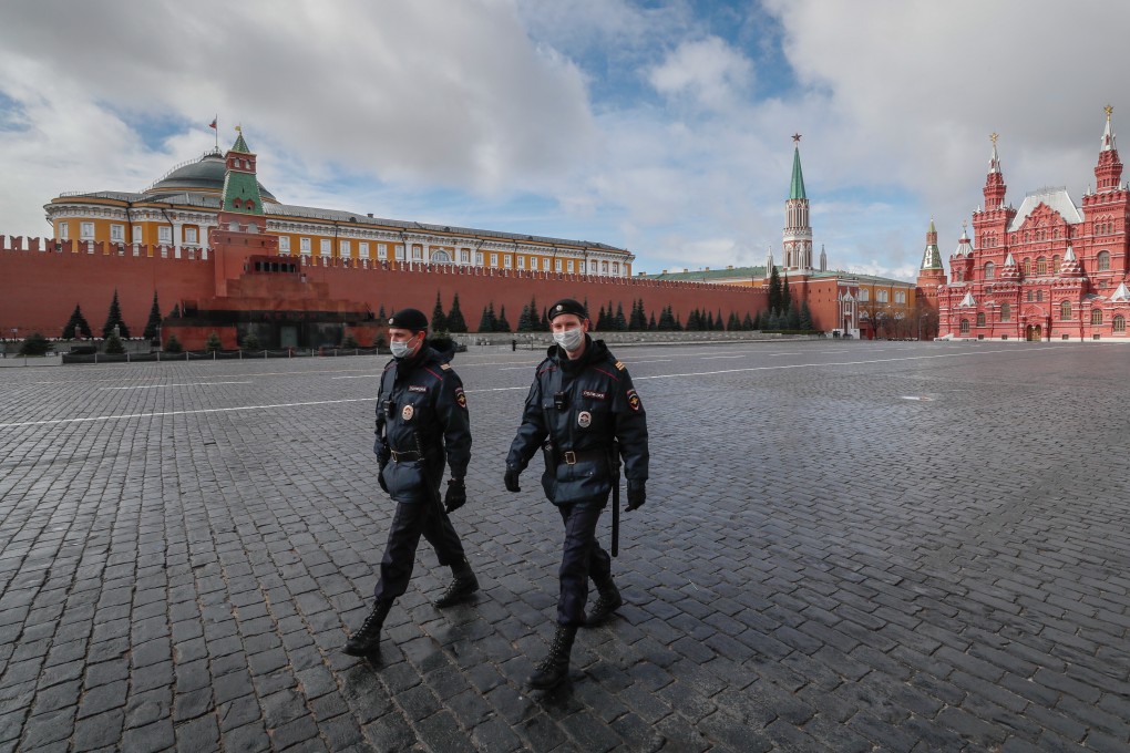 Police officers wearing protective masks walk on the Red Square in front of the Kremlin in Moscow, Russia, 17 April 2020. Photo: EPA-EFE