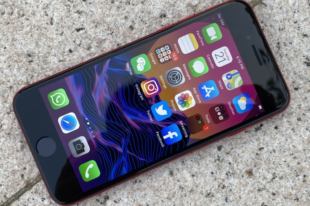 The iPhone SE 2020 has a retro look, with large bezels sandwiching a 4.7-inch LCD screen and the return of the circular home button. Photo: Ben Sin