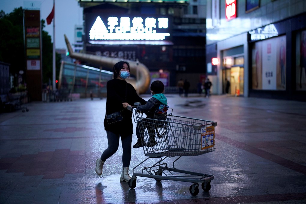 A woman pushes a shopping trolley in Hubei province, China. Photo: Reuters