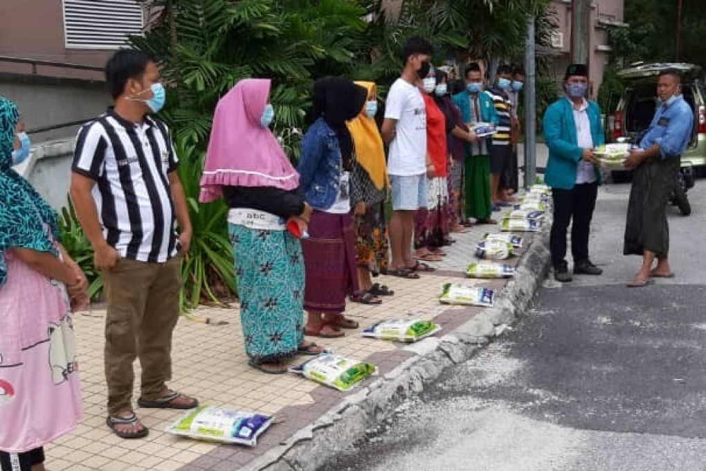 Members of Nahdlatul Ulama and several NGOs distribute some 1,000 bags of rice around Klang Valley, Malaysia, on April 23, 2020. Photo: NU Malaysia branch