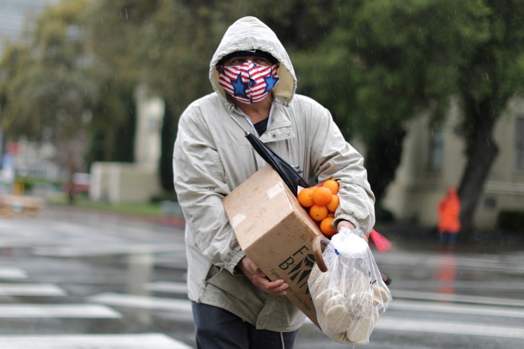 A man carries fresh food from a food bank in Los Angeles on April 9, 2020. Photo: Reuters