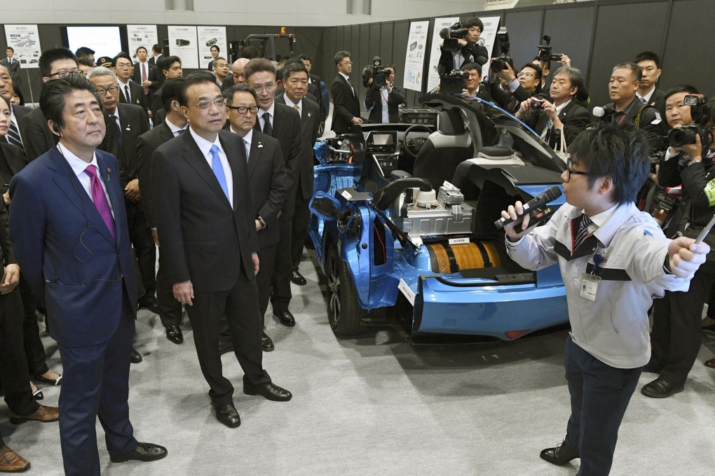 Japanese Prime Minister Shinzo Abe (left) and Chinese Premier Li Keqiang (second from left) visit a Toyota Motor factory in Tomakomai, Japan, on May 11, 2018. Photo: Kyodo