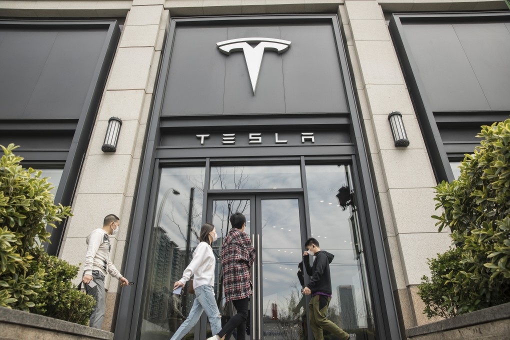 Pedestrians walk past a Tesla dealership in Shanghai, China on Monday, April 6, 2020. Photo: Bloomberg
