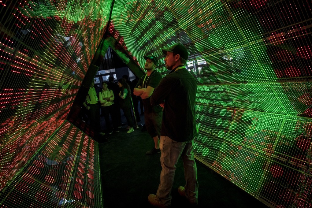 Attendees walk through a 5G simulator at the Intel booth during the 2018 Consumer Electronics Show (CES) in Las Vegas, Nevada, Jan. 10, 2018. Photo: Bloomberg