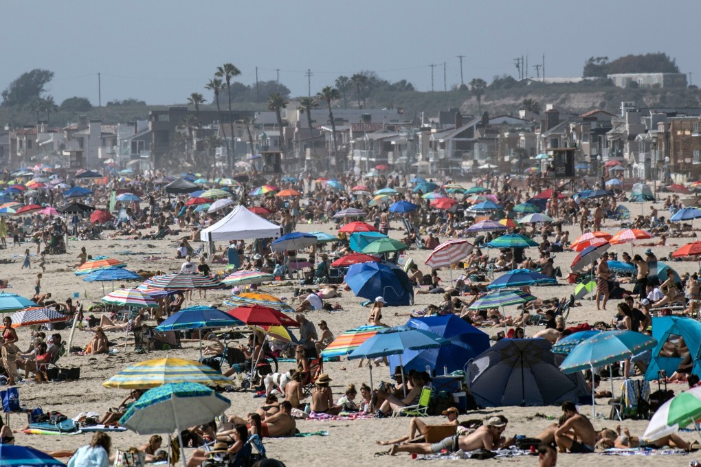 People gather at Newport Beach in California as a heatwave hits the area despite the stay-at-home order due to the coronavirus outbreak. Photo: Orange County Register via Zuma/dpa