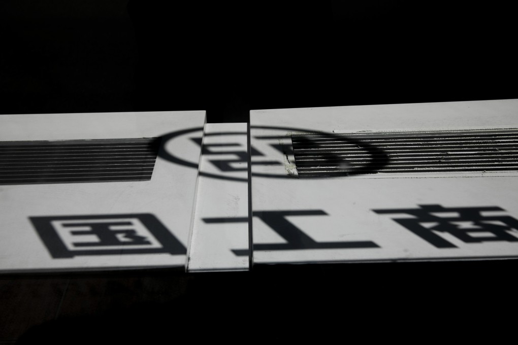 Industrial and Commercial Bank of China, China Construction Bank and other lenders have halted new investment in commodity-linked products after spectacular fall in oil prices this month. Photo: Bloomberg