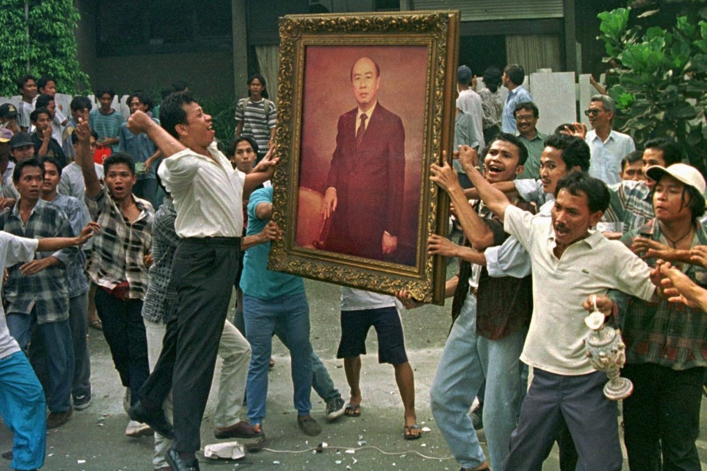 Rioting mobs take their anger out on the portrait of Indonesia’s once wealthiest man, Liem Sioe Liong, after they looted and burned his house in Jakarta in 1998. Ethnic Chinese like Lim have controlled much of Indonesia’s commerce, which made them a target for violent acts. Photo: Reuters