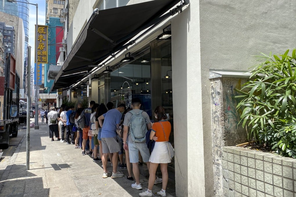 More than 30 people queue up outside Jie Genge, a Taiwanese restaurant known to support the anti-government protests, as ‘mini golden week’ gets under way on May 1. Photo: Karen Zhang