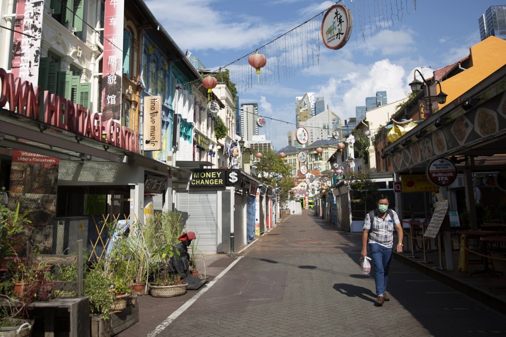 Singapore on April 14 made it compulsory for everyone to wear a mask in public places. Photo: EPA-EFE