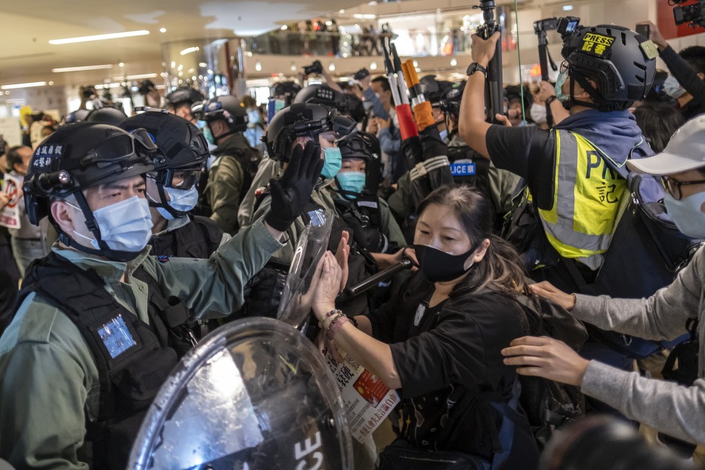 Hong Kong riot police wearing protective masks try to disperse demonstrators at Cityplaza shopping mall in Taikoo on April 26. Photo: Bloomberg