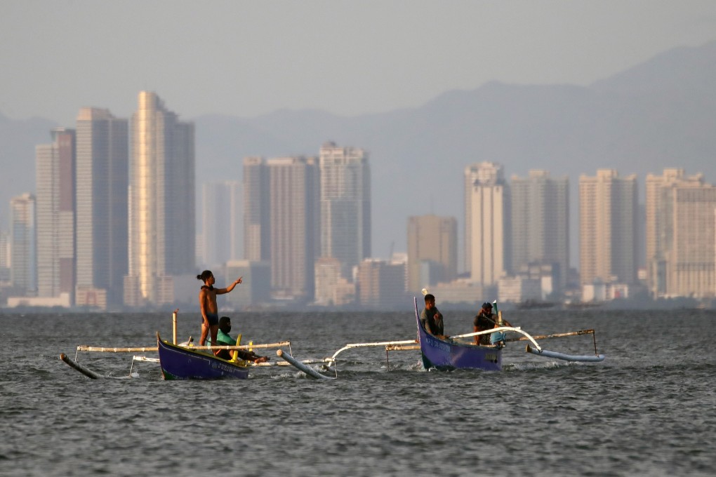 Filipinos pictured in fishing boats in Manila Bay near Cavite city, Philippines. Photo: EPA