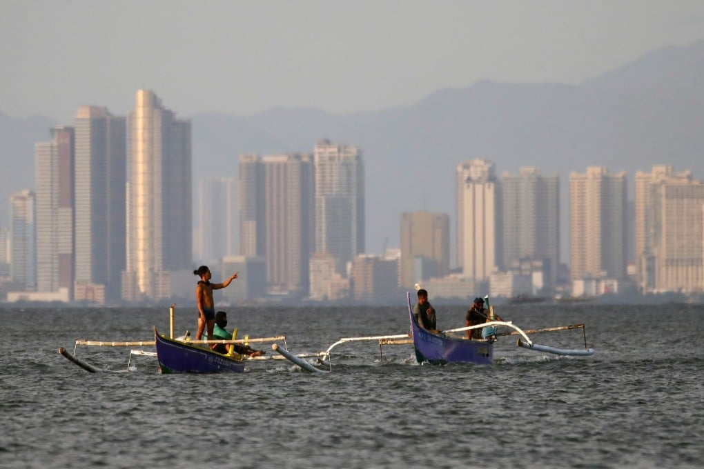 Filipinos pictured in fishing boats in Manila Bay near Cavite city, Philippines. Photo: EPA