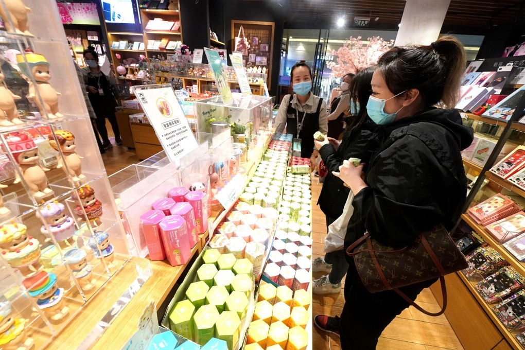 Customers shop at a shopping mall in east China's Shanghai on April 11, 2020. File photo: Xinhua