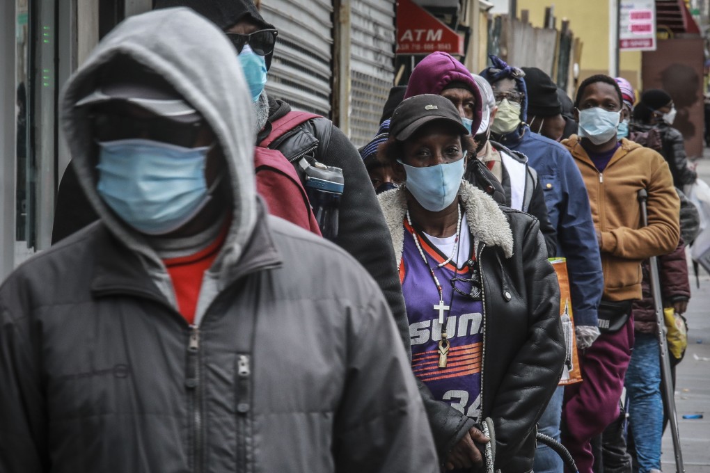 New Yorkers queue for distribution of masks and food. Photo: AP