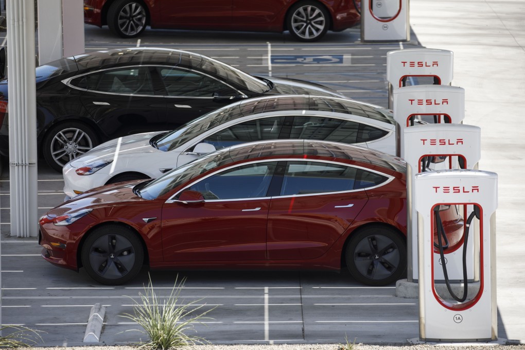 Tesla Model 3 electric vehicles charge at the Tesla Supercharger station in Kettleman City, California, July 31, 2019. Photo: Bloomberg