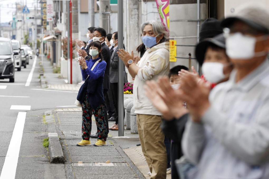 Members of the public applaud Japanese medical workers. Photo: AP