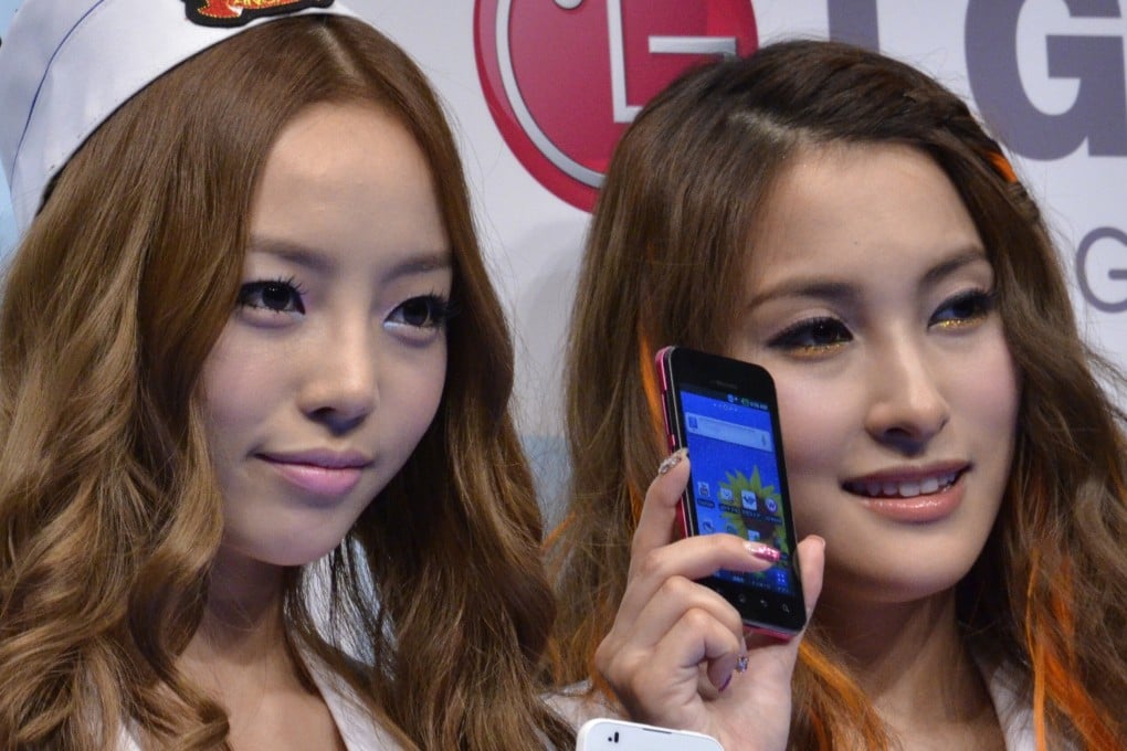 Park Gyuri (right) with Koo Hara of the now defunct South Korean all-girl pop group Kara. Gyuri has admitted dancing in a nightclub before social distancing measures were eased. Photo: AFP