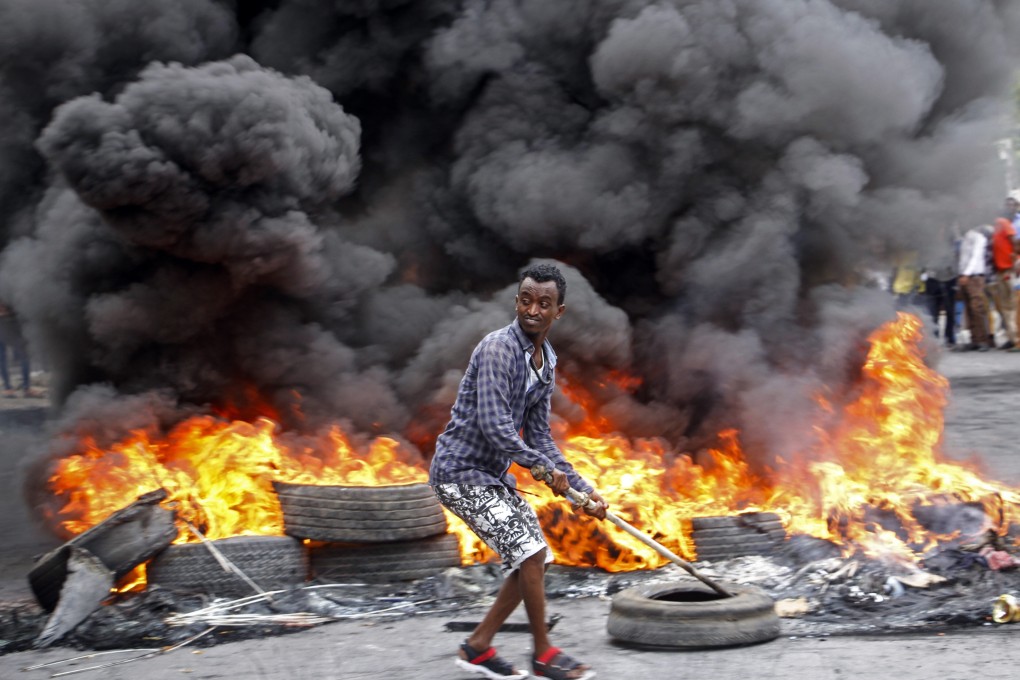 Tires burn amid protests against the killing of at least one civilian during enforcement action for an overnight curfew intended to curb the spread of the new coronavirus, in Mogadishu, Somalia, on April 25. Photo: AP