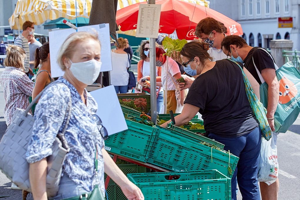People shopping at a street market in Vienna, Austria, on May 9, 2020. Photo: Xinhua